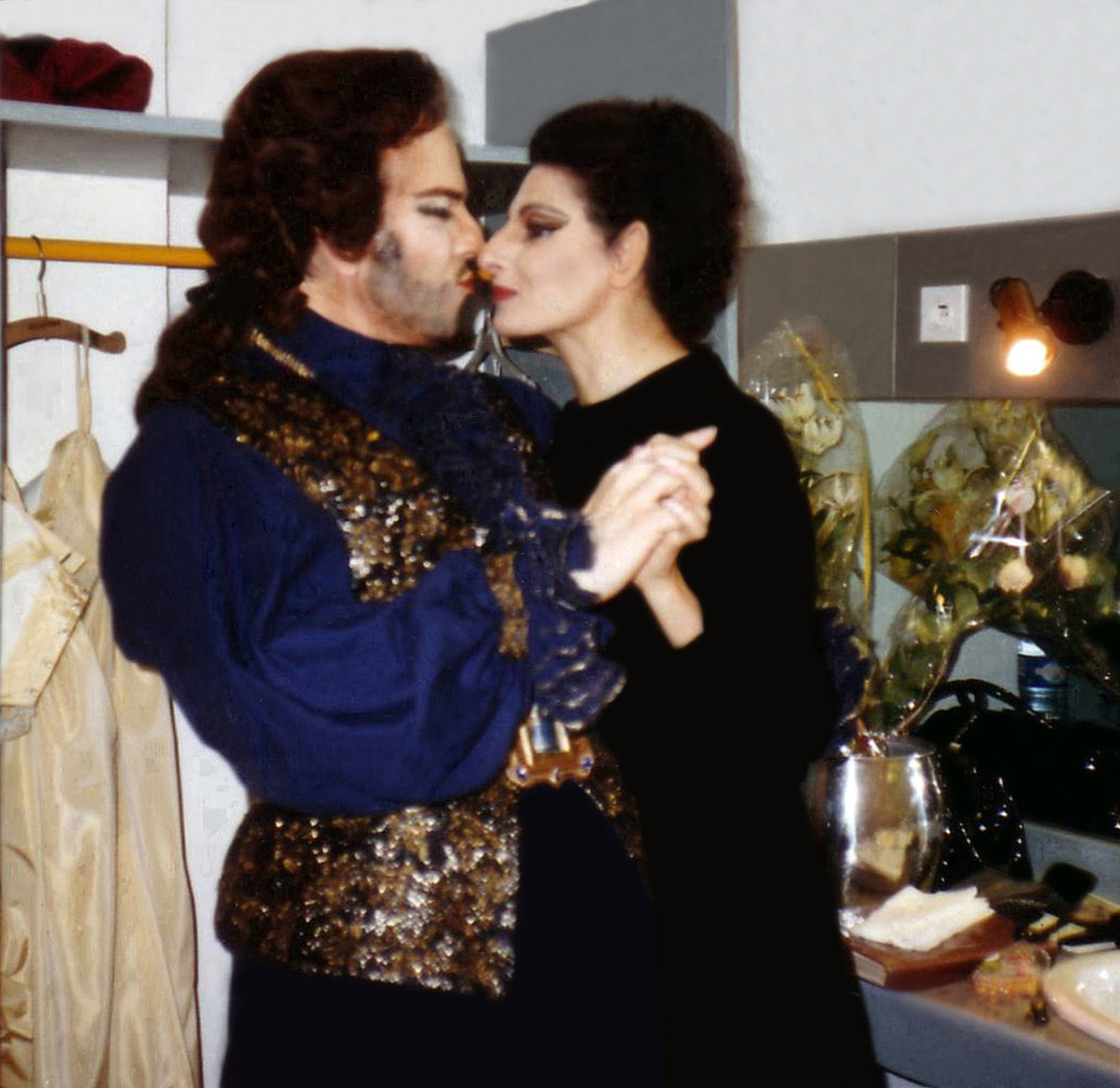 Lucia Aliberti with the American tenor Rockwell Blake⚘Saint-Etienne Opera House⚘Saint-Etienne⚘Opera⚘"Il Pirata"⚘Dressing Room⚘Makeup Session⚘:http://www.luciaaliberti.it #luciaaliberti #rockwellblake #saintetienneoperahouse #saintetienne #ilpirata #opera #dressingroom #makeupsession