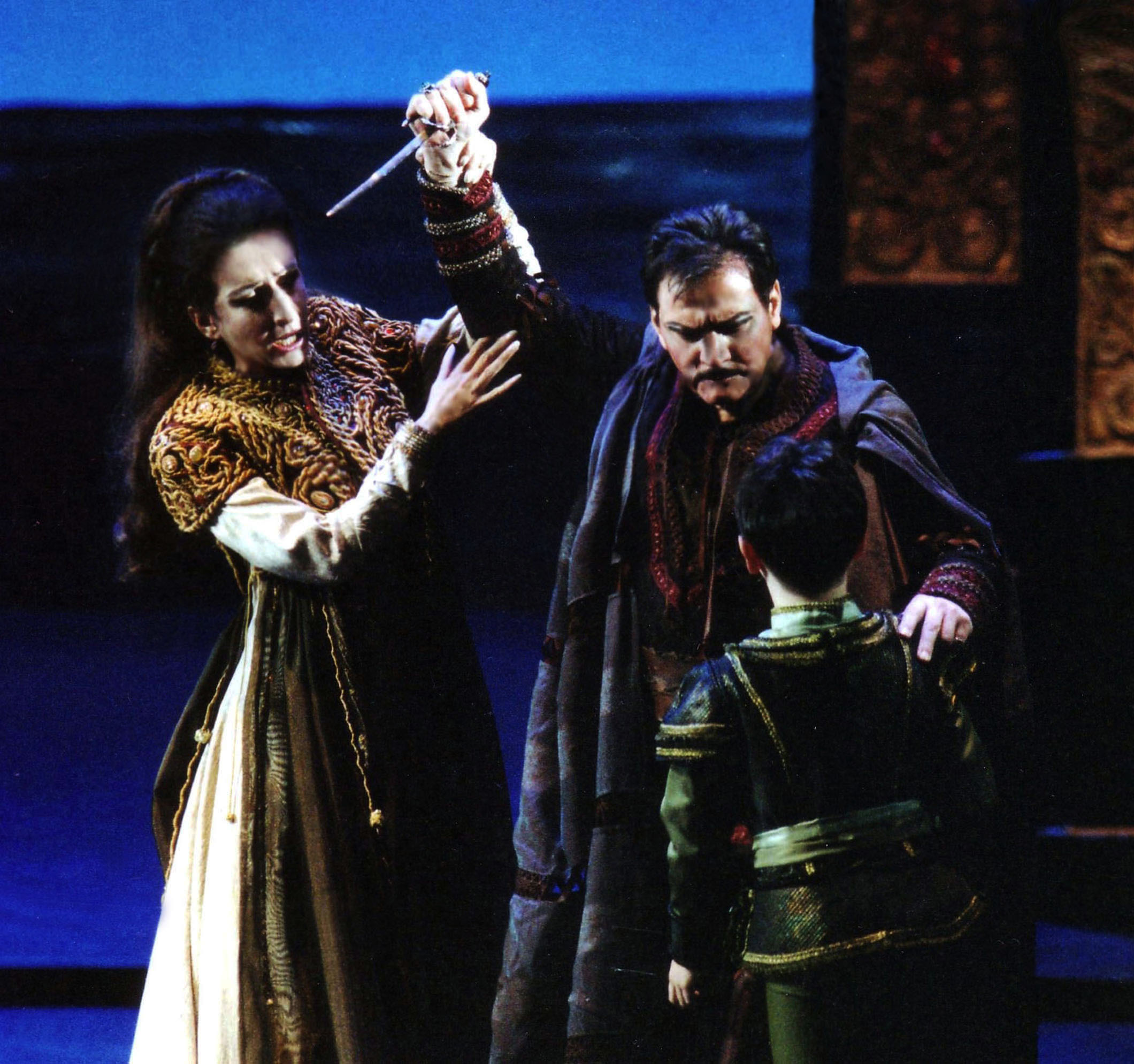 Lucia Aliberti with the tenor Salvatore Fisichella⚘Opera⚘"Il Pirata"⚘Teatro Bellini⚘Catania⚘On Stage⚘Photo taken from the Video⚘:http://www.luciaaliberti.it #luciaaliberti #salvatorefisichella #teatroobellini #catania #ilpirata #opera #onstage #video #tvnews
