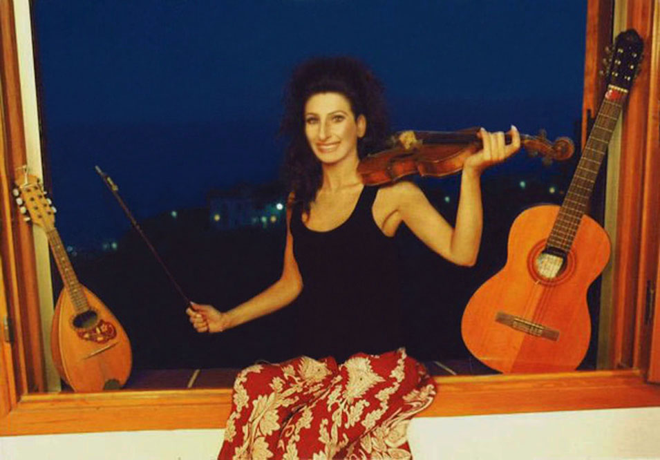 Lucia Aliberti⚘Plays the Amati violin of her Grandfather “Enrico"⚘Villa Bellini⚘Savoca⚘Sicily⚘Photo Shooting⚘Photo taken from the Newspaper⚘:http://www.luciaaliberti.it #luciaaliberti #villabellini #savoca #photoshooting #violin