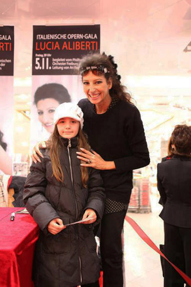Lucia Aliberti⚘Received the Compliments⚘Little Fan⚘Cute and Sweet Picture⚘Muller Industry Company⚘Autograph Session⚘Ulm⚘Special Gala Concert⚘Escada Fashion⚘:http://www.luciaaliberti.it #luciaaliberti #mullerindustrycompany #theaterulm #ulm #autographsession #fans #escadafashion