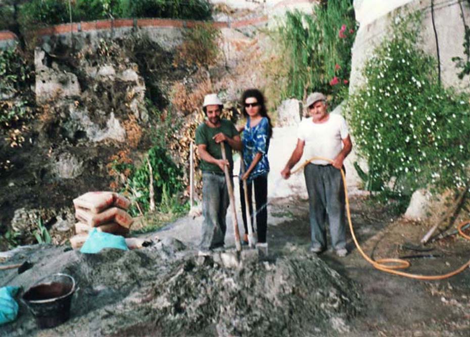 Lucia Aliberti⚘Working⚘Garden⚘Villa Bellini⚘Bricklayers⚘Savoca⚘Sicily⚘Relax⚘:http://www.luciaaliberti.it #luciaaliberti #villabellini #savoca #sicily #relax #garden #bricklayers