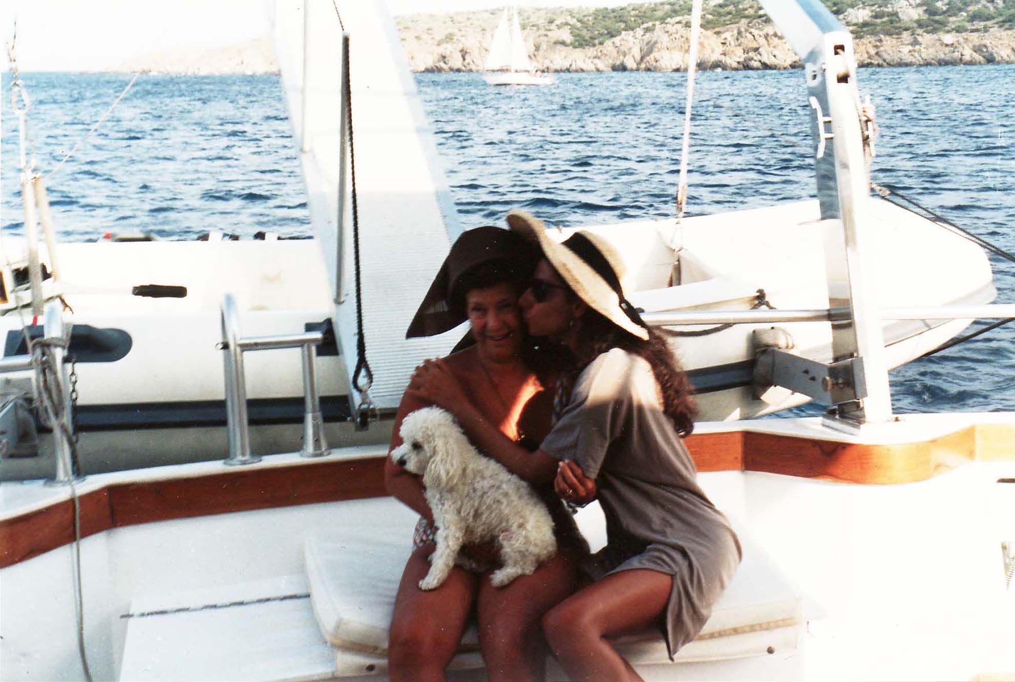 Lucia Aliberti with her friend Vera Giulini⚘Porto Cervo⚘Tour and Lunch on the Boat⚘:http://www.luciaaliberti.it #luciaaliberti #veragiulini #portocervo #boat #holiday