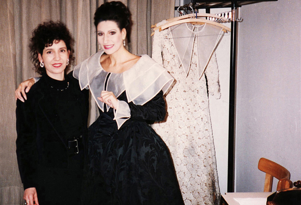 Lucia Aliberti with her"Tata Teresa"⚘Wiener Staatsoper⚘Vienna⚘Opera⚘"Maria Stuarda"⚘Dressing Room⚘Makeup Session⚘:http://www.luciaaliberti.it #luciaaliberti #wienerstaatsoper #vienna #mariastuarda #opera #dressingroom #makeupsession