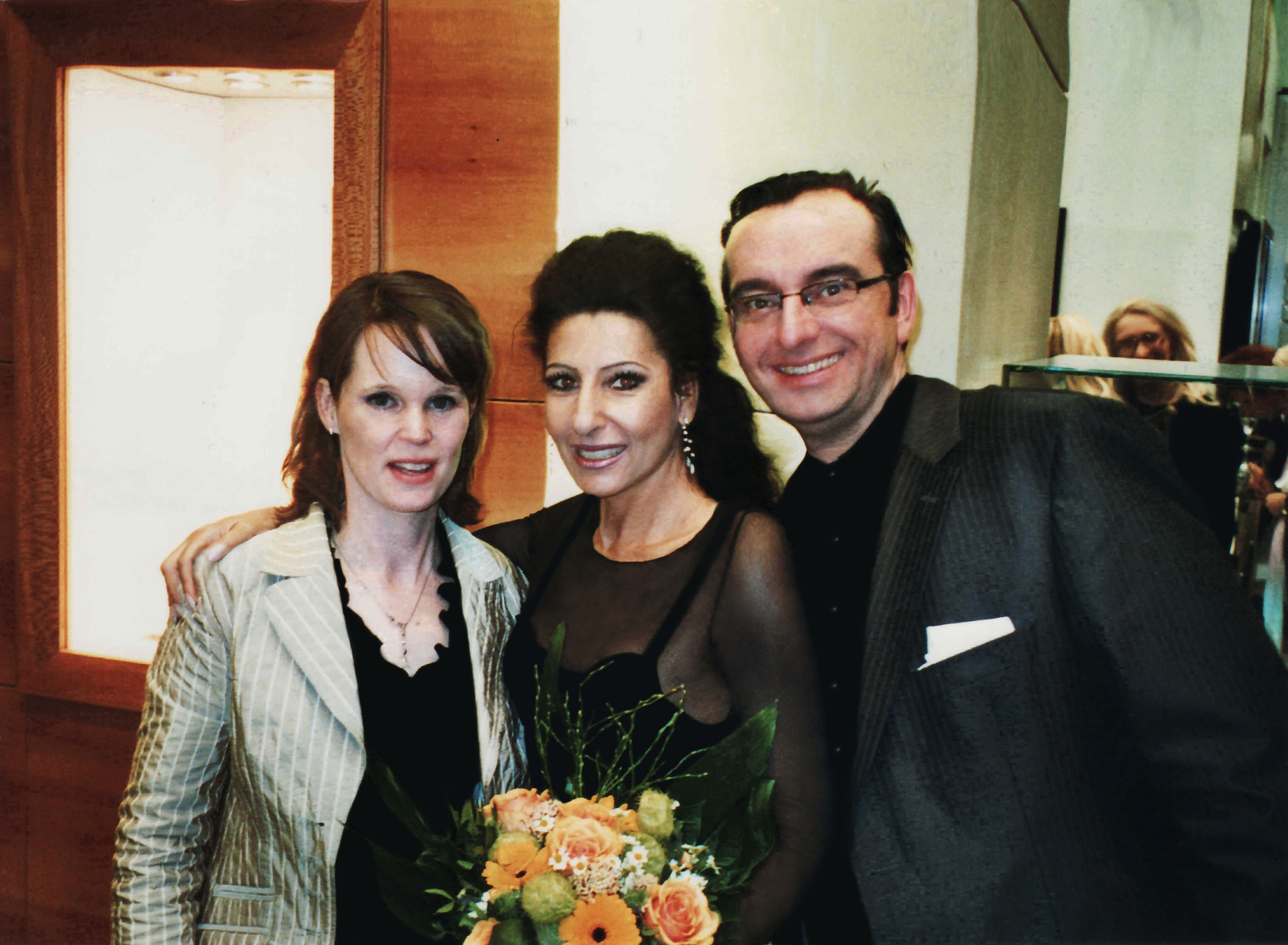 Lucia Aliberti with the Chairman of Telio Group Oliver Drews and his wife⚘Belcanto Gala Concert⚘Laeiszhalle⚘Hamburg⚘Autograph Session⚘La Perla Fashion⚘Photo taken from the Newspaper⚘:http://www.luciaaliberti.it #luciaaliberti #oliverdrews #laeiszalle #hamburg #concert #party #laperlafashion