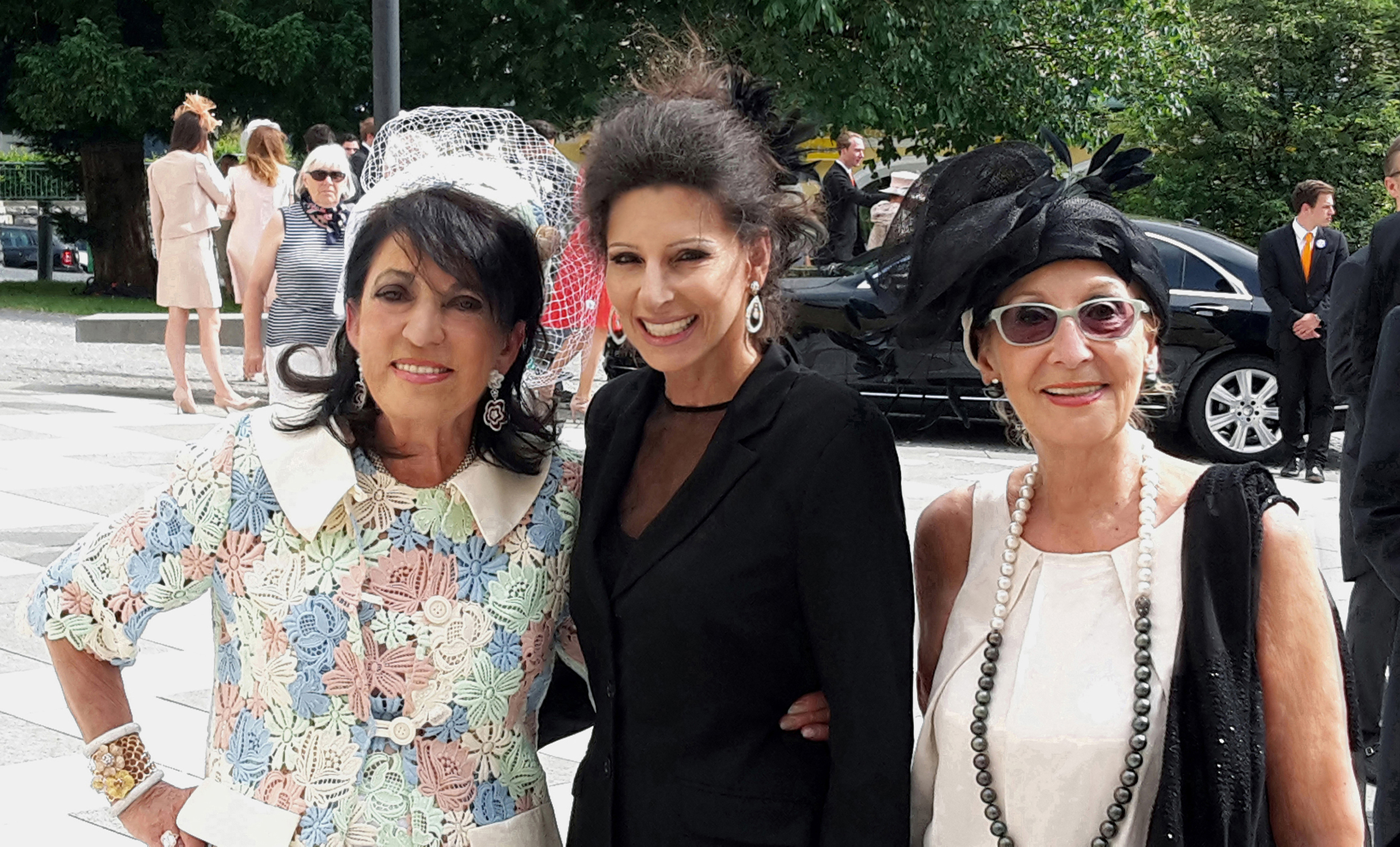Lucia Aliberti with the Senior Executive Vice President of Sixt International Regine Sixt and Doris Papst⚘Guests⚘Special Event⚘Special Concert⚘Salzburg⚘Armani Fashion⚘Photo taken from the newspaper⚘:http://www.luciaaliberti.it #luciaaliberti #reginasixt #dorispapst #salzburg #concert #event #armanifashion